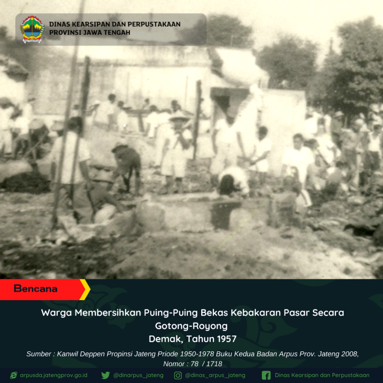 Warga Membersihkan Puing-puing Bekas Kebakaran Pasar Secara Gotong-Royong